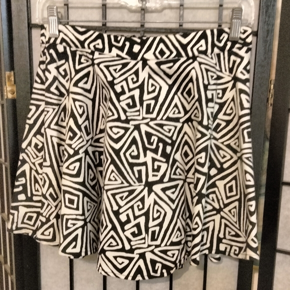 Forever 21 mini skirt size small with back zipper - Picture 1 of 4